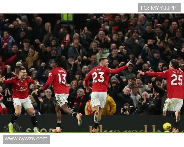 老特拉福德横梁两度救主，谢什科霍尔无缘进球——一场关于遗憾与希望的足球史诗