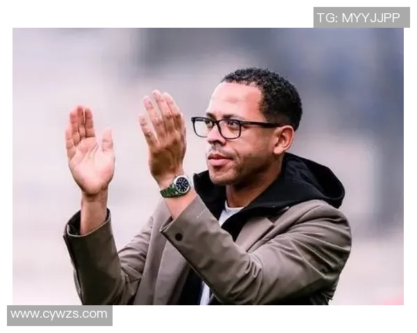 切尔西新帅罗塞尼尔首秀媒体会：挨个握手显高情商，蓝军开启“人情味”战术元年